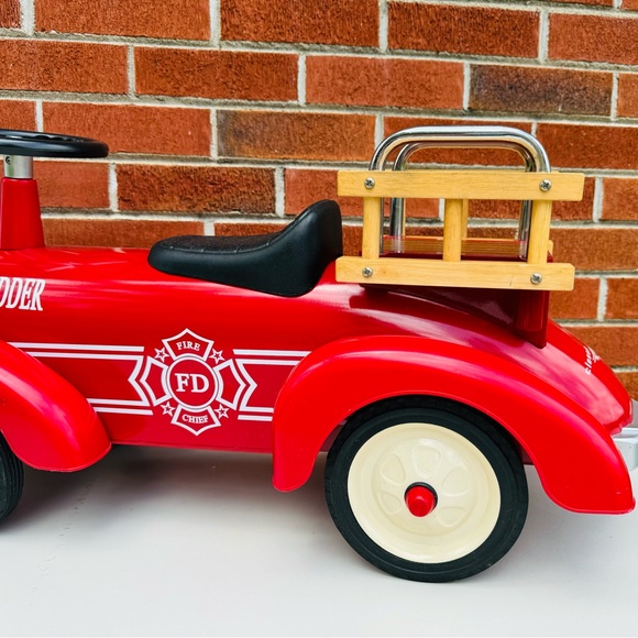 VTG Speedster Red Fire Truck Ride On Pedal Toy Car Hook & Ladder Sit On EUC - Picture 4 of 16